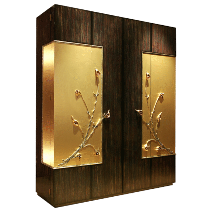 Превърнете гардероба в акцент на интериора си с Flora Aurea – мебел, вдъхновена от изкуството и природата. Този гардероб комбинира елегантна тъмна дървесина с фасади от златисти панели, украсени с флорални орнаменти в 3D релеф. Истинско произведение на изкуството за спални, които искат да впечатляват.